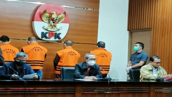 Dodi Reza Alex Noerdin bersama tiga tersangka lainnya (memakai rompi oranye)  usai diperiksa KPK-1634382063