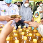 Pemerintah menggelar operasi pasar untuk membantu masyarakat mendapatkan minyak goreng harga murah-1642073247