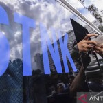 Ilustrasi - Warga memperpanjang Surat Tanda Nomor Kendaraan (STNK) di Samsat Keliling Lapangan Banteng, Jakarta. ANTARA FOTO/Muhammad Adimaja/pd/aa.-1668134800