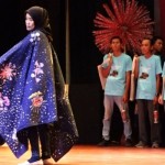 Peserta Pelatihan Seni Rupa Kriya bagi penyandang disabilitas Tingkat Kota Administrasi Jakarta Selatan menampilkan karyanya,-1668060672