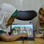 Seorang murid pendidikan anak usia dini (PAUD) mengikuti pembelajaran menggunakan gim edukasi di Paud Sanggar Cerdas Elina,-1668056472