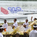 Umat Hindu mengikuti ritual upacara Melaspas-1668053772