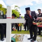 Ziarah dan tabur bunga di Taman Makam Pahlawan (TMP) Sanaman Lampang Palangka Raya-1668066385