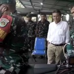 Pangdam III/Siliwangi Mayjen Kunto Arief Wibowo mengecek motor Babinsa bermesin Nikuba. (ANTARA/HO-Kodam III/Siliwangi)-1688463828