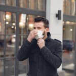 Ilustrasi seorang pria mengenakan masker di luar ruangan (ANTARA/Pexels/Gustavo Fring)-1692182529