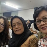 Kusuma Wardani (tengah) memakai kerudung hitam-1692266543