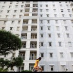 Warga tengah bermain di area apartemen di kawasan Kemayoran, Jakarta, Jumat (2/12/2022). ANTARA FOTO/Fauzan/aww.-1700118485