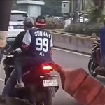 Dua Orang Pria Diduga Mencuri Pembatas Jalan-1713757097