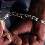 Ilustrasi pelaku penganiayaan ditangkap dengan tangan terborgol. ANTARA/Ardika/am.-1714286264