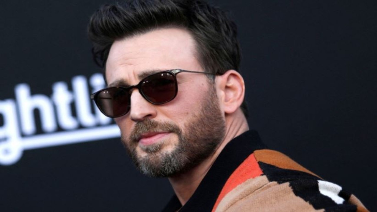 Chris Evans kembali jadi perbincangan hangat setelah beredar kabar miring bahwa ia berselingkuh dari sang istri, Alba Baptista.