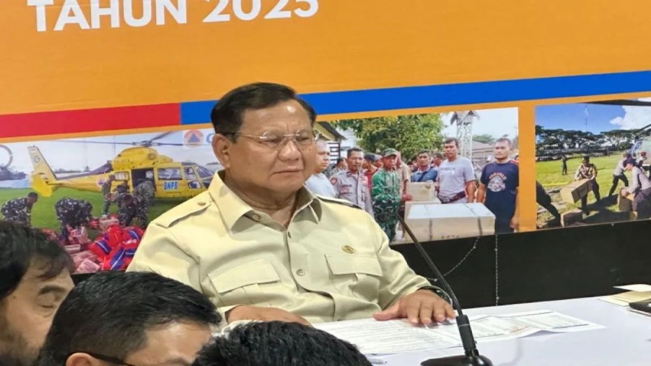 Presiden Prabowo Subianto saat memimpin rapat terbatas penanggulangan pascabencana banjir Sumatera di Pos Pendamping Nasional Penanganan Bencana Aceh, Pangkalan TNI AU Sultan Iskandar Muda, Aceh Besar, Minggu (7/12/2025). ANTARA/HO-Biro Pers Setpres/am.