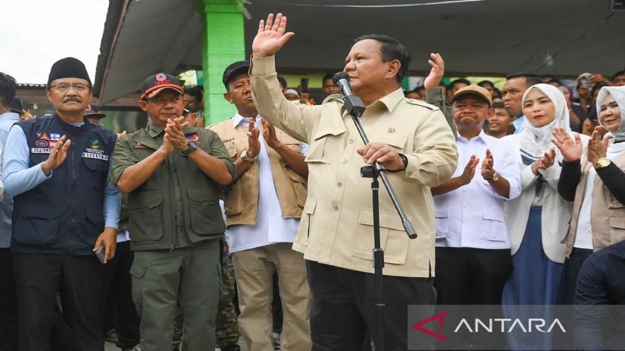 Presiden Prabowo Subianto (tengah) didampingi Mensos Saifullah Yusuf (kedua kiri), Kepala BNPB Letjen TNI Suharyanto (ketiga kiri), dan Menteri ESDM Bahlil Lahadalia (ketiga kanan) menyapa pengungsi di posko pengungsian korban bencana banir bandang di MAN 1 Langkat, Tanjung Pura, Langkat, Sumut, Sabtu (13/12/2025). Dalam tinjauan tersebut Presiden Prabowo Subianto memberikan dukungan moril kepada korban bencana banjir serta memastikan proses penanganan bencana dipercepat. ANTARA FOTO/Hafidz Mubarak A/app/YU/pri.