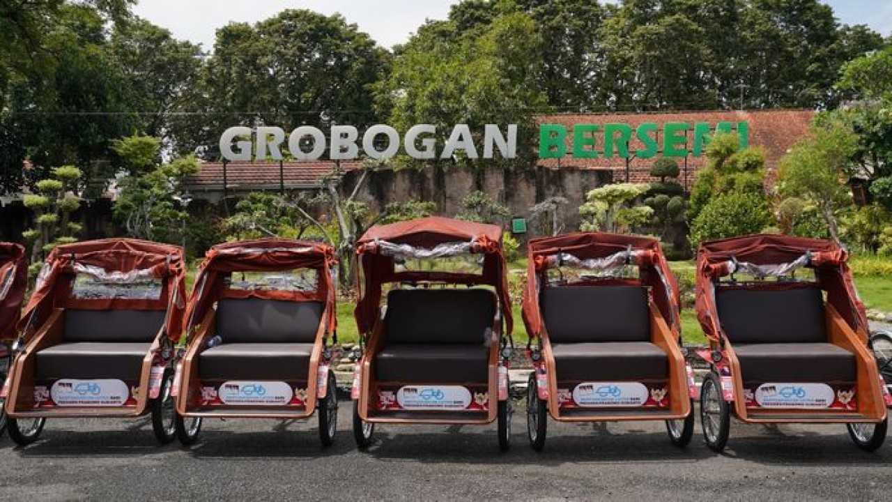 Penarik becak lansia di Kabupaten Grobogan, Jawa Tengah dapat bantuan becak listrik dari Presiden Prabowo Subianto/ist