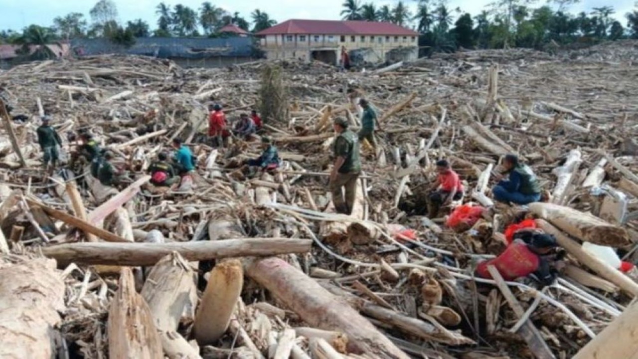 BNPB menyatakan bahwa proses pemulihan pascabencana banjir dan longsor di Aceh, Sumatera Utara, dan Sumatera Barat terus dipercepat melalui pengerahan personel dan peralatan secara maksimal di berbagai wilayah terdampak.