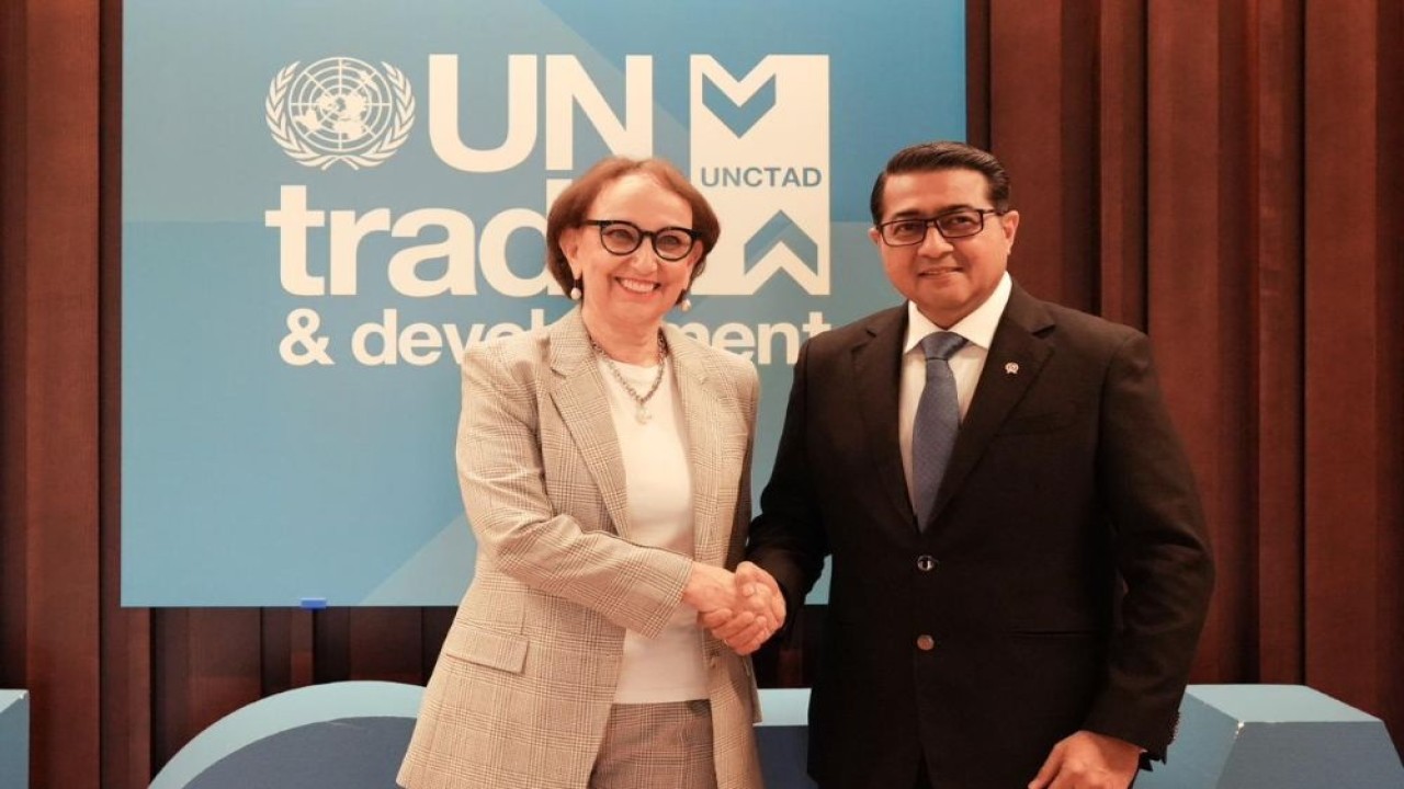 Menteri Ekonomi Kreatif, Teuku Riefky Harsa, melakukan pertemuan bilateral dengan Sekretaris Jenderal (Sekjen) United Nations Conference Trade and Development (UNCTAD), Rebeca Grynspan, di kantor pusat UNCTAD, Jenewa, Swiss, Kamis (4/12/2025). (Foto: Istimewa)