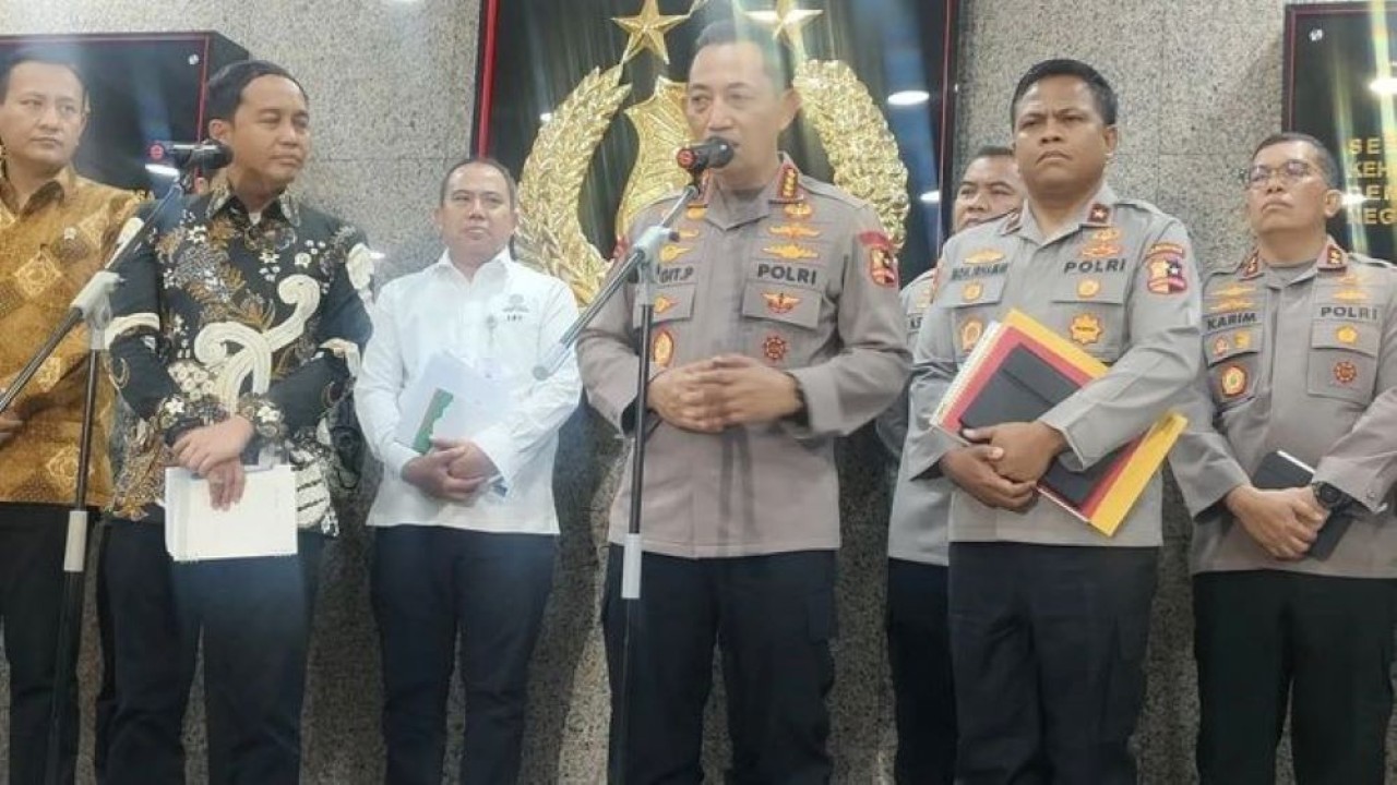 Kapolri Jenderal Pol. Listyo Sigit Prabowo (tengah) bersama Menteri Kehutanan (Menhut) Raja Juli Antoni (kiri tengah) dan Dirtipidter Bareskrim Polri Brigjen Pol. Moh. Irhamni (kanan tengah) memberikan keterangan pers dalam konferensi pers di Gedung (Antara)