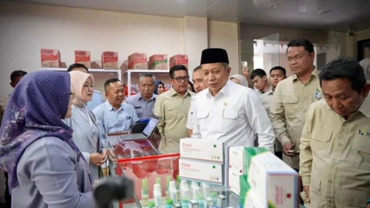 Menteri Koperasi Ferry Juliantono (tengah) meninjau percontohan gerai obat Koperasi Desa/Kelurahan di Kelurahan Abadijaya, Kota Depok, Selasa, 30 Desember 2025. (Foto: ANTARA/HO-Kemenkop)