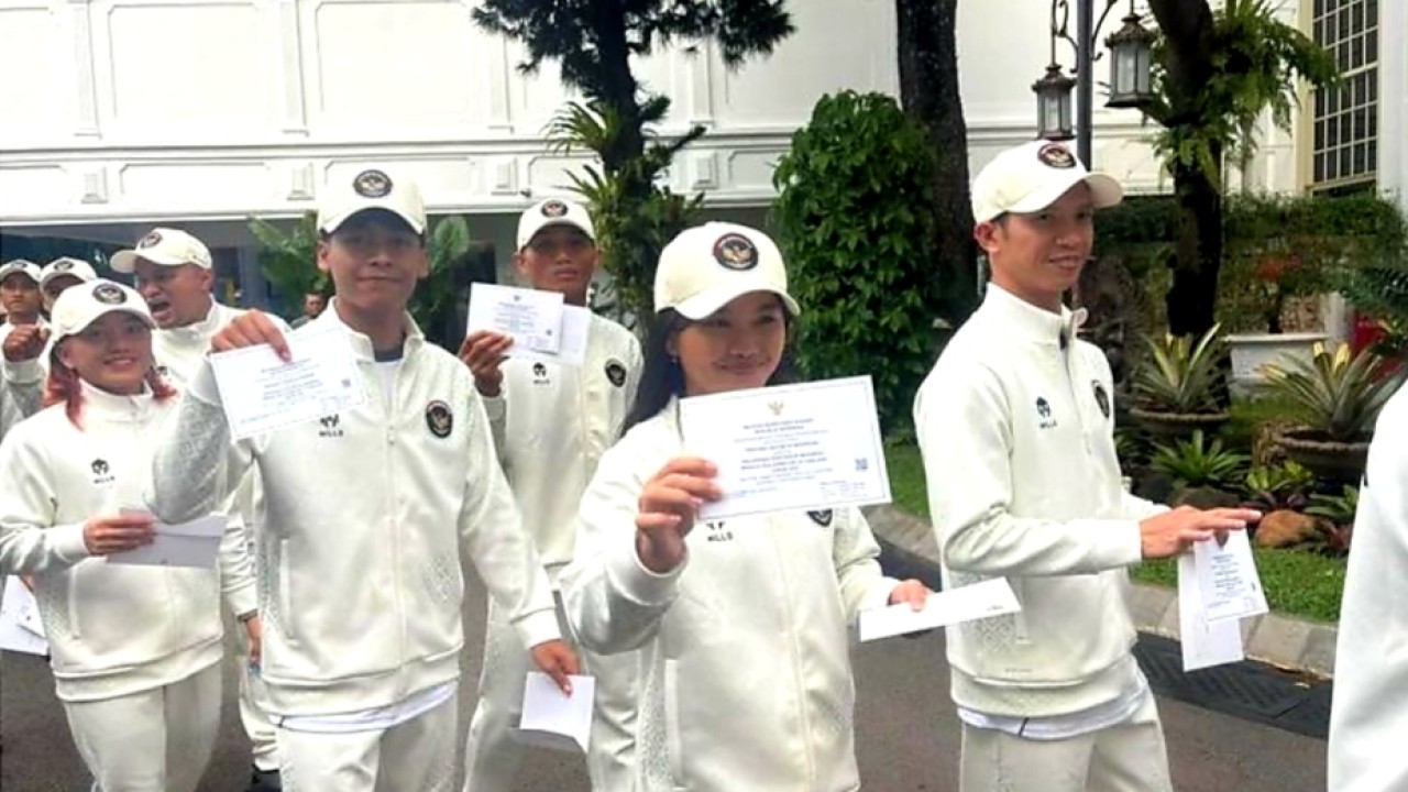 Sejumlah atlet Kontingen Indonesia untuk SEA Games Thailand 2025 menyambangi Istana Kepresidenan Jakarta, menjelang acara pelepasan kontingen oleh Presiden Prabowo Subianto di Istana Merdeka, Jakarta, Jumat 5 Desember 2025. ANTARA/Mentari Dwi Gayati (Antara)