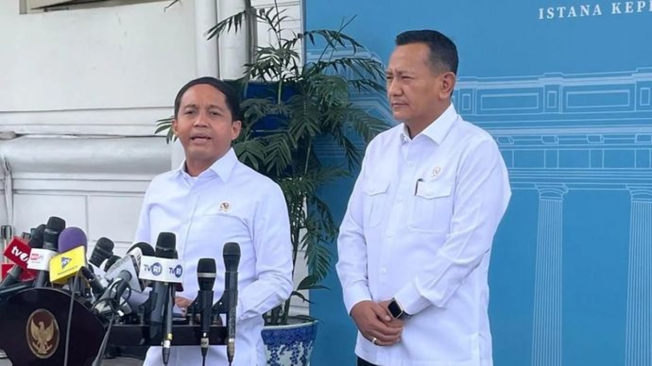 Menteri Kehutanan Raja Juli Antoni memberikan keterangan pers di Istana Kepresidenan Jakarta, Senin 15 Desember 2025. ANTARA/Fathur Rochman (Antara)