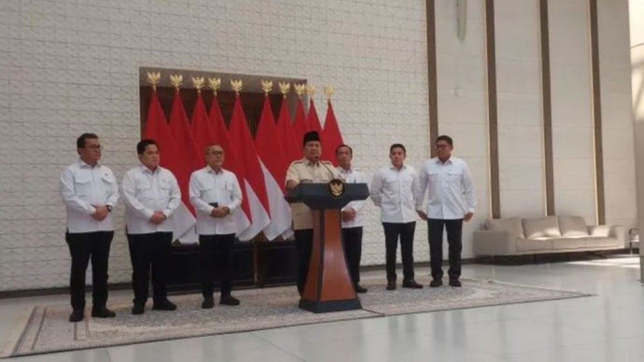Presiden Prabowo Subianto saat menyampaikan keterangan di Lanud Halim Perdana Kusuma Jakarta. (Foto: Antara)