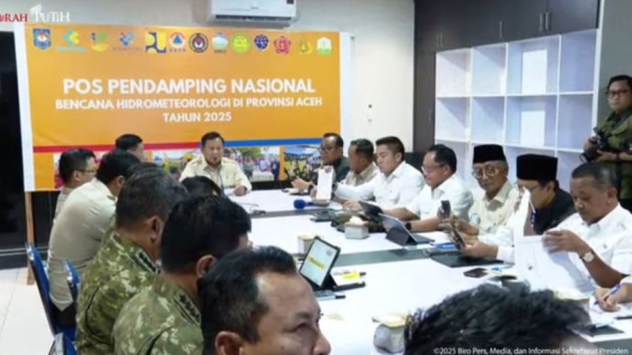 Presiden Prabowo Subianto memimpin rapat koordinasi penanganan banjir bandang dan longsor yang melanda Aceh, Sumatera Utara, dan Sumatera Barat. (Foto: Istimewa)