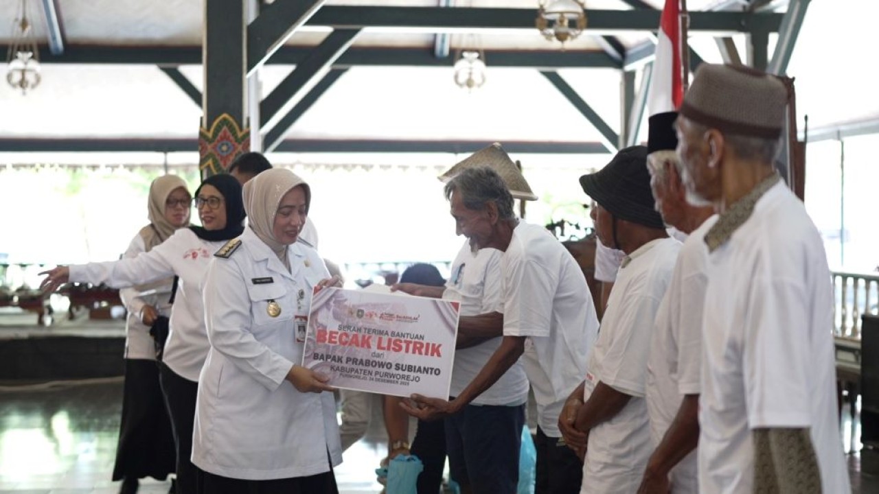 Ratusan penarik becak lanjut usia di Kabupaten Purworejo, Jawa Tengah, mendapatkan becak listrik dari Presiden Prabowo Subianto. (Foto: Istimewa)