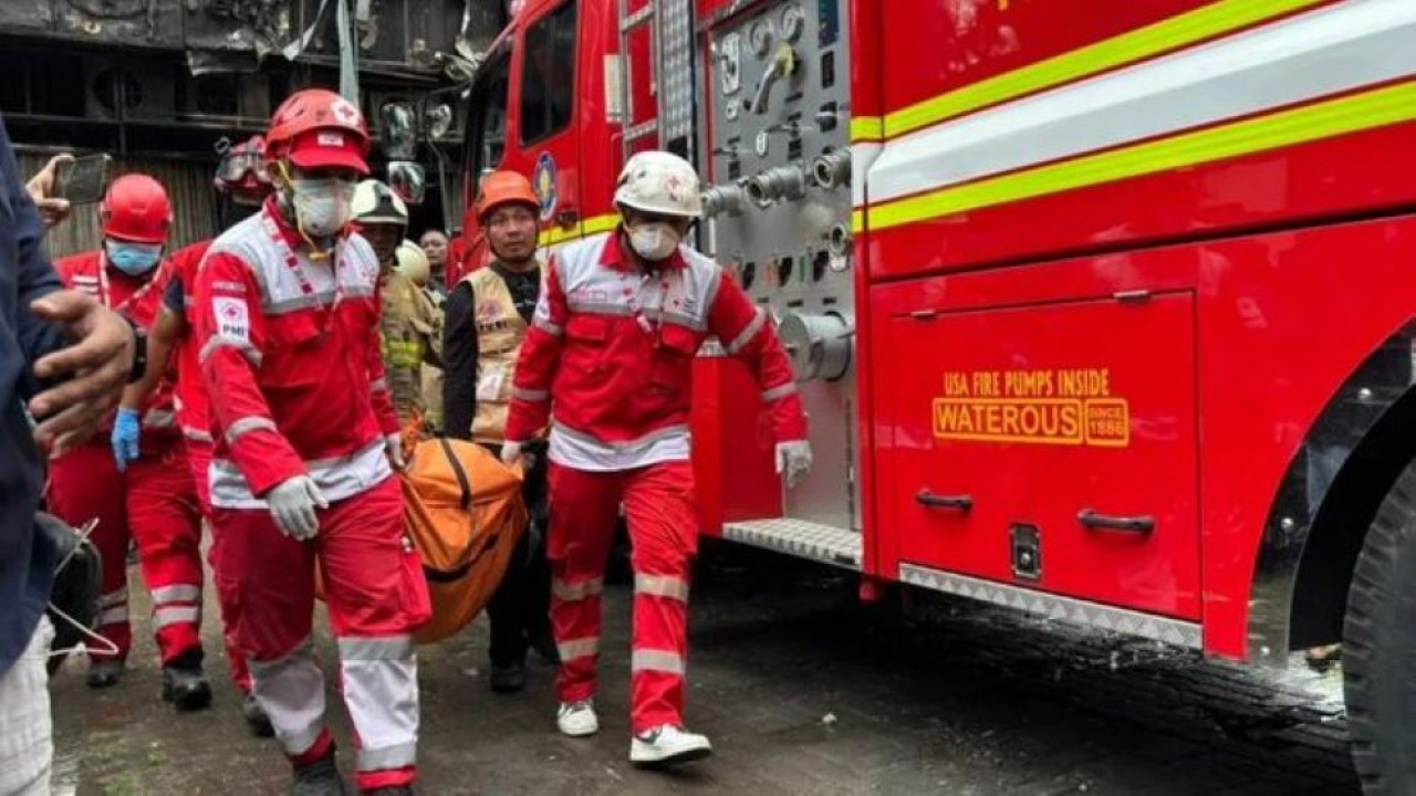 Petugas saat mengevakuasi jenazah korban kebakaran di Jakarta, Selasa 9 Desember 2025. ANTARA/Khaerul Izan (Antara)