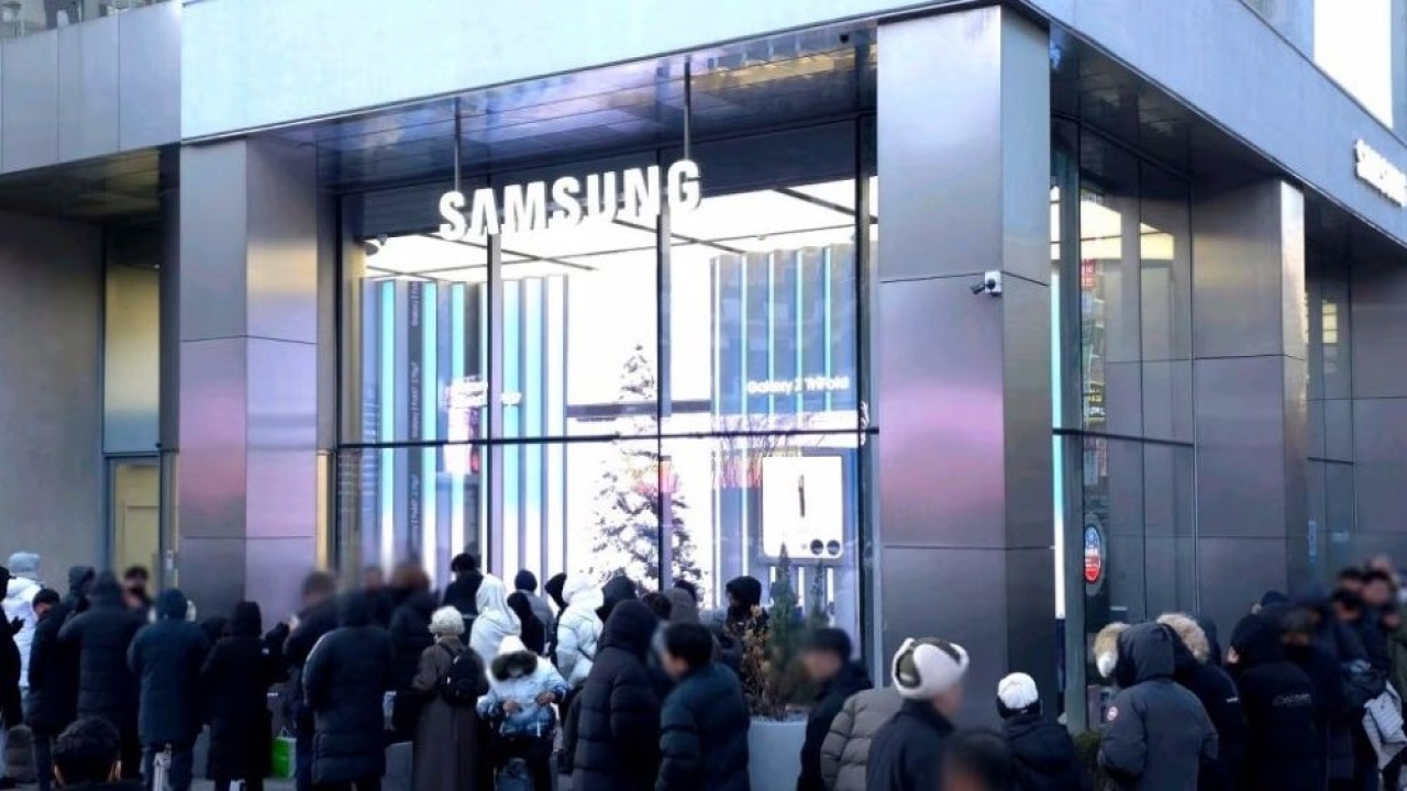 Samsung Galaxy Z TriFold kembali mencetak headline "habis terjual" di Korea Selatan. (Foto: Istimewa via GSM Arena)