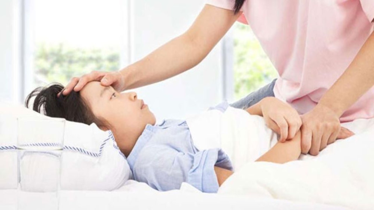 Ilustrasi seorang ibu sedang merawat anaknya yang sedang sakit/ist