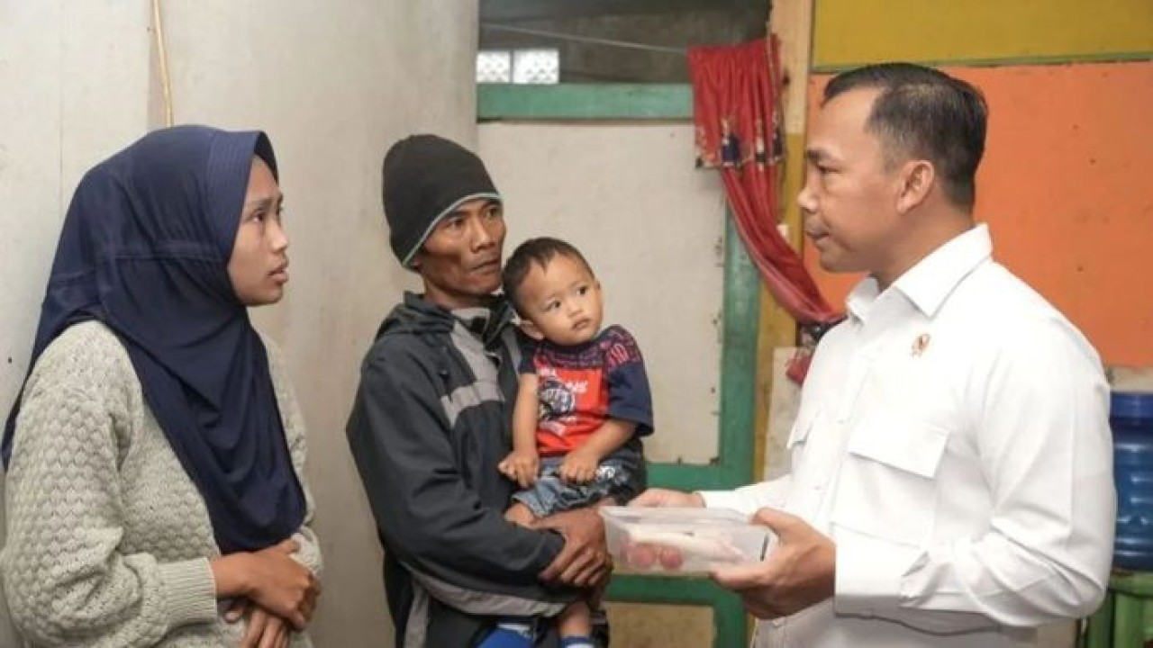 Mendukbangga/Kepala BKKBN Wihaji (kanan) memberi bantuan nutrisi untuk keluarga berisiko stunting. ANTARA/HO-Kemendukbangga/BKKBN. (Antara)