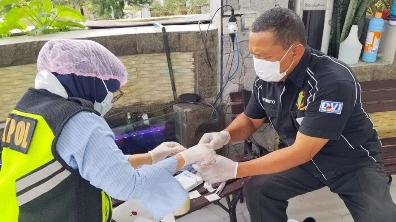 Tim Disaster Victim Identification (DVI) Polda Jawa Barat saat mengambil sampel DNA keluarga pramugari pesawat ATR 42-500 milik Indonesia Air Transport (IAT) di Bogor, Jawa Barat, Minggu (18/1/2026). (Foto: ANTARA/HO-Polda Jabar/aa)