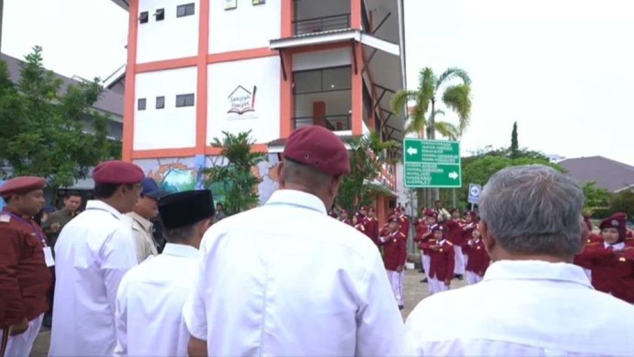 Presiden Republik Indonesia Prabowo Subianto berkunjung ke Sekolah Rakyat Terintegrasi (SRT) 9 Banjarbaru, yang berlokasi di Balai Besar Pendidikan dan Pelatihan Kesejahteraan Sosial (BBPPKS) Banjarmasin, Kalimantan Selatan, Senin, 12 Januari 2026. (Sekertariat Presiden )