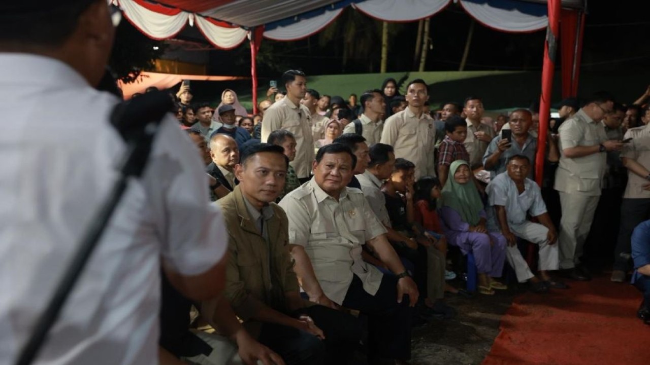 Presiden Prabowo Subianto merayakan malam Tahun Baru 2026 bersama warga pengungsi terdampak bencana di Desa Batu Hula, Kecamatan Batang Toru, Kabupaten Tapanuli Selatan, Sumatra Utara. (Foto: Istimewa)