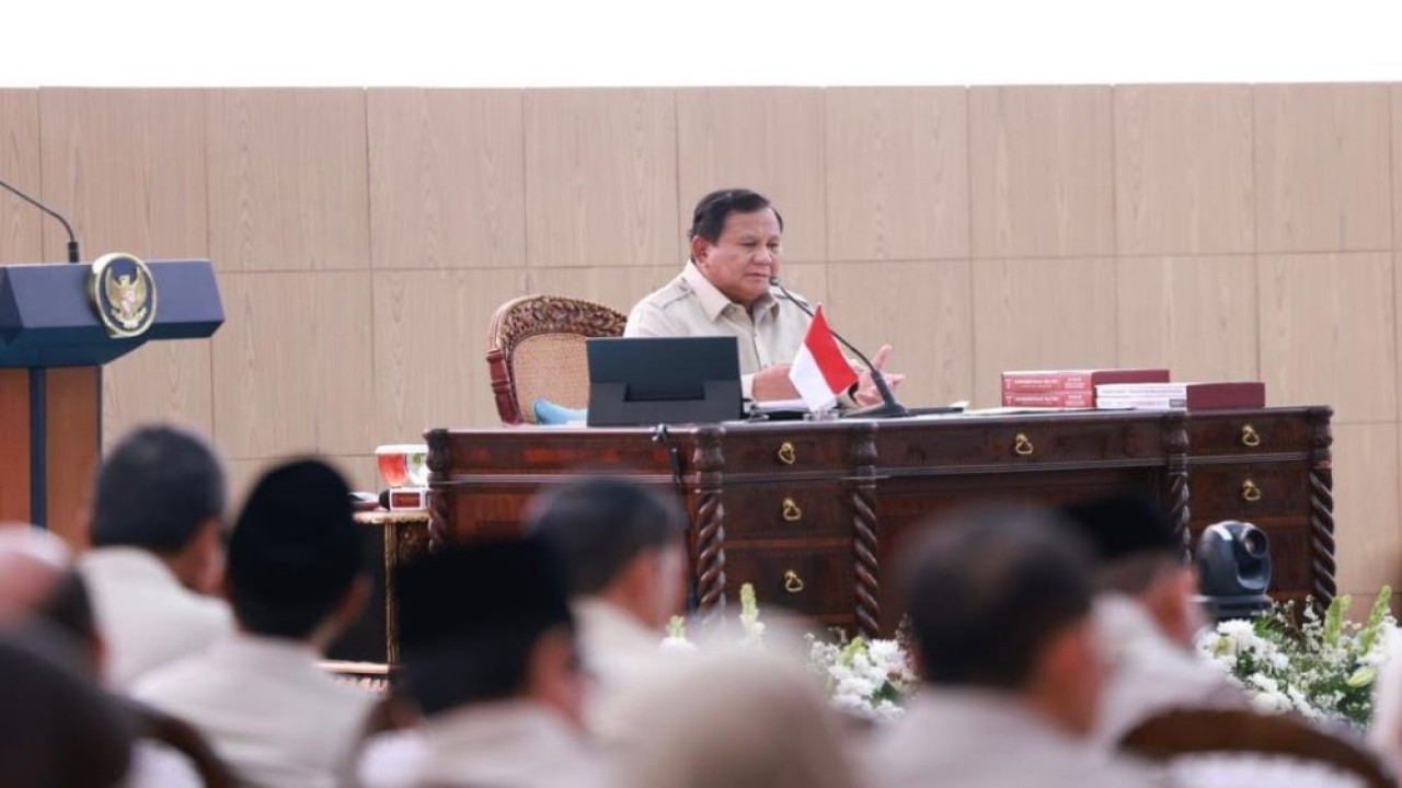 Presiden Prabowo Subianto menyampaikan Taklimat Awal Tahun kepada seluruh jajaran Kabinet Merah Putih di kediamannya di Hambalang, Kabupaten Bogor, pada Selasa, 6 Januari 2026. (Foto: Istimewa)