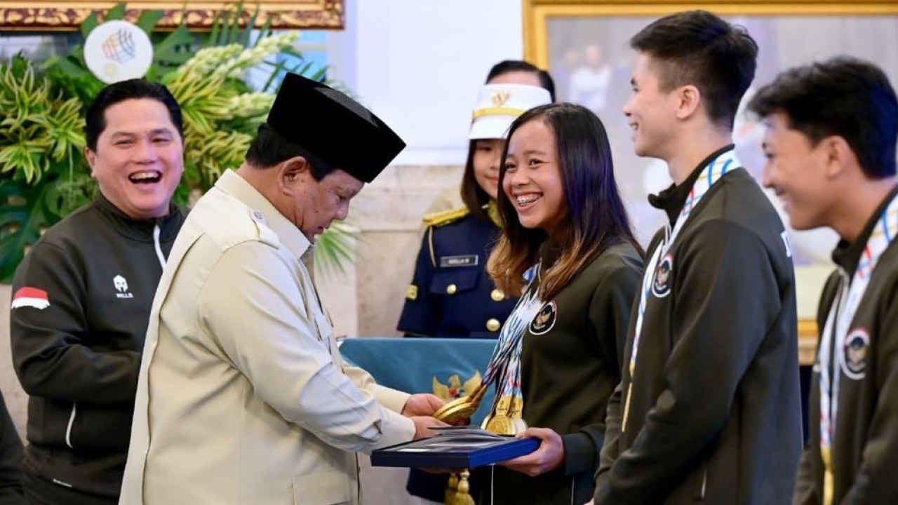 Presiden Prabowo Subianto secara antusias menghitung langsung medali-medali atlet SEA Games ke-33 Thailand, Martina Ayu. (Foto: BPMI Setpres)