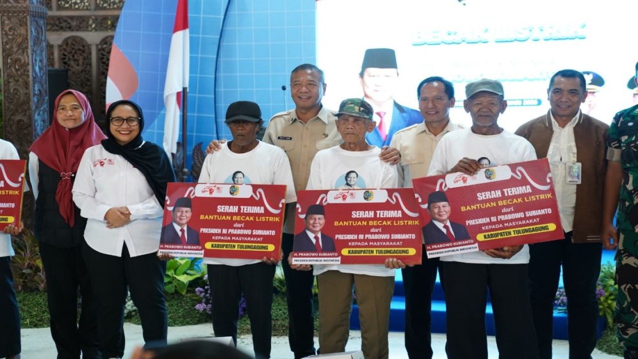 Sebanyak 200 unit becak listrik dibagikan Yayasan GSN kepada para penarik becak lansia di Tulungagung, Jawa Timur, Sabtu (10/1/2026). (Foto: Dok/Istimewa)