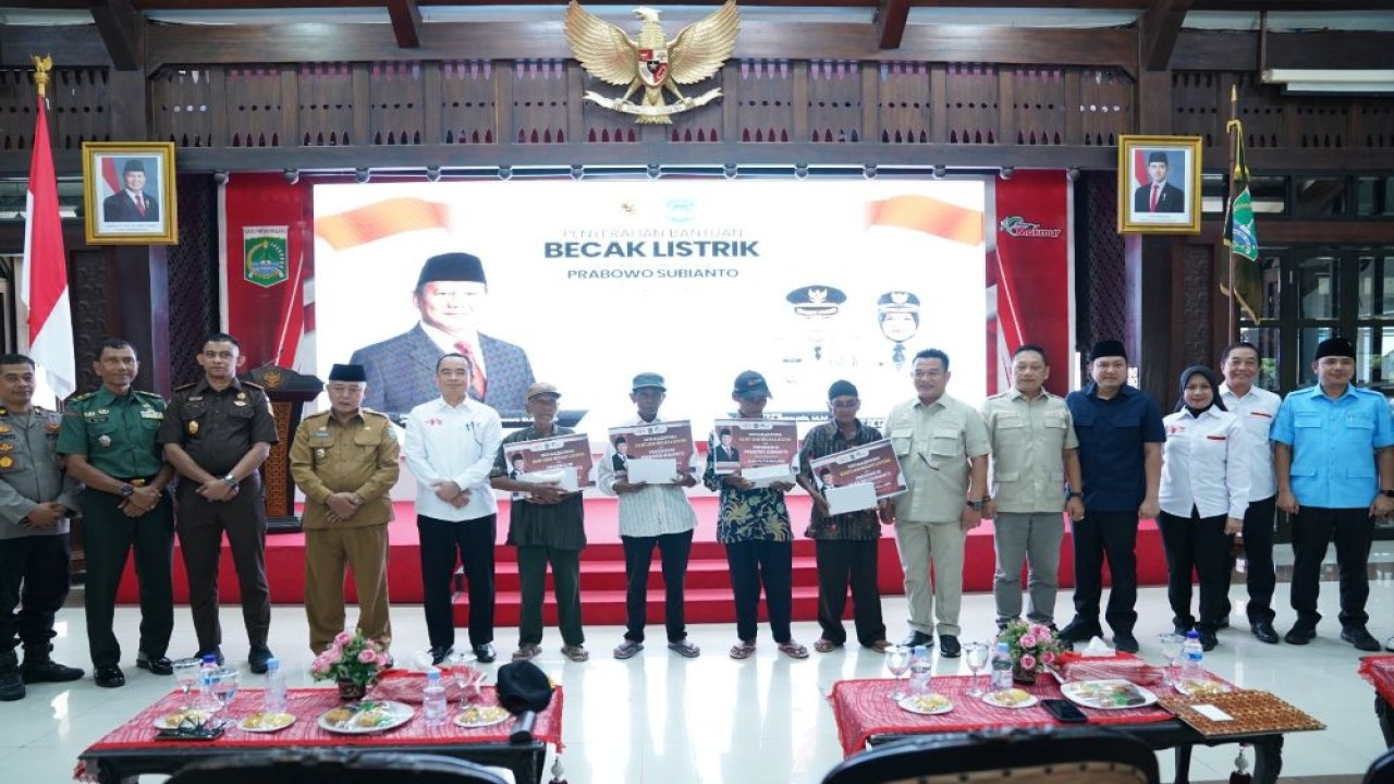 Tukang becak penerima bantuan becak listrik dari Presiden Prabowo Subianto yang dibagikan di halaman Balai Kota Malang, Jawa Timur, Selasa (20/1/2026). (Foto: Dok/Istimewa)