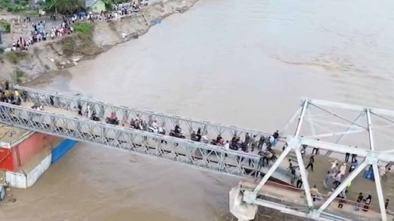 Semangat gotong royong warga Aceh menguatkan perjuangan prajurit TNI dalam memulihkan akses infrastruktur pasca-banjir bandang. (Foto: Istimewa)