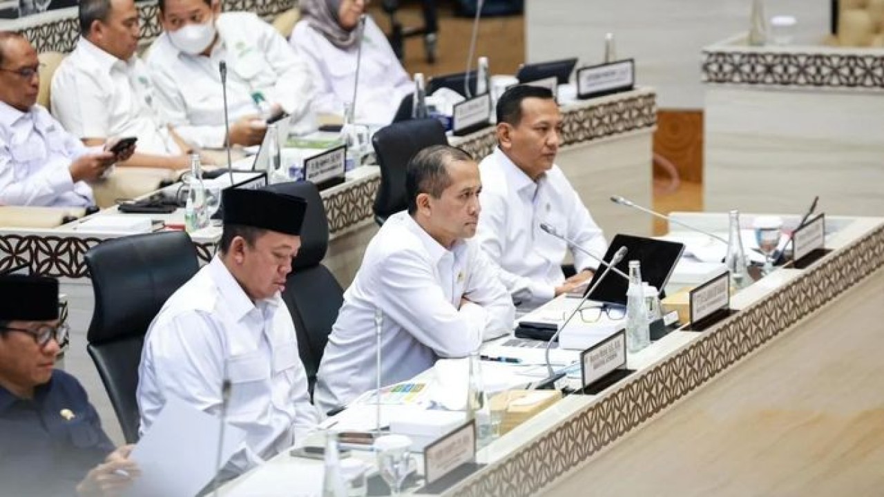 Menteri Transmigrasi (Mentrans) M Iftitah Sulaiman Suryanagara (kedua dari kanan) menghadiri rapat kerja Panitia Khusus (Pansus) Penyelesaian Reforma Agraria DPR RI di Jakarta, Rabu, 21 Januari 2026. ANTARA/HO-Kementerian Transmigrasi (Antara)
