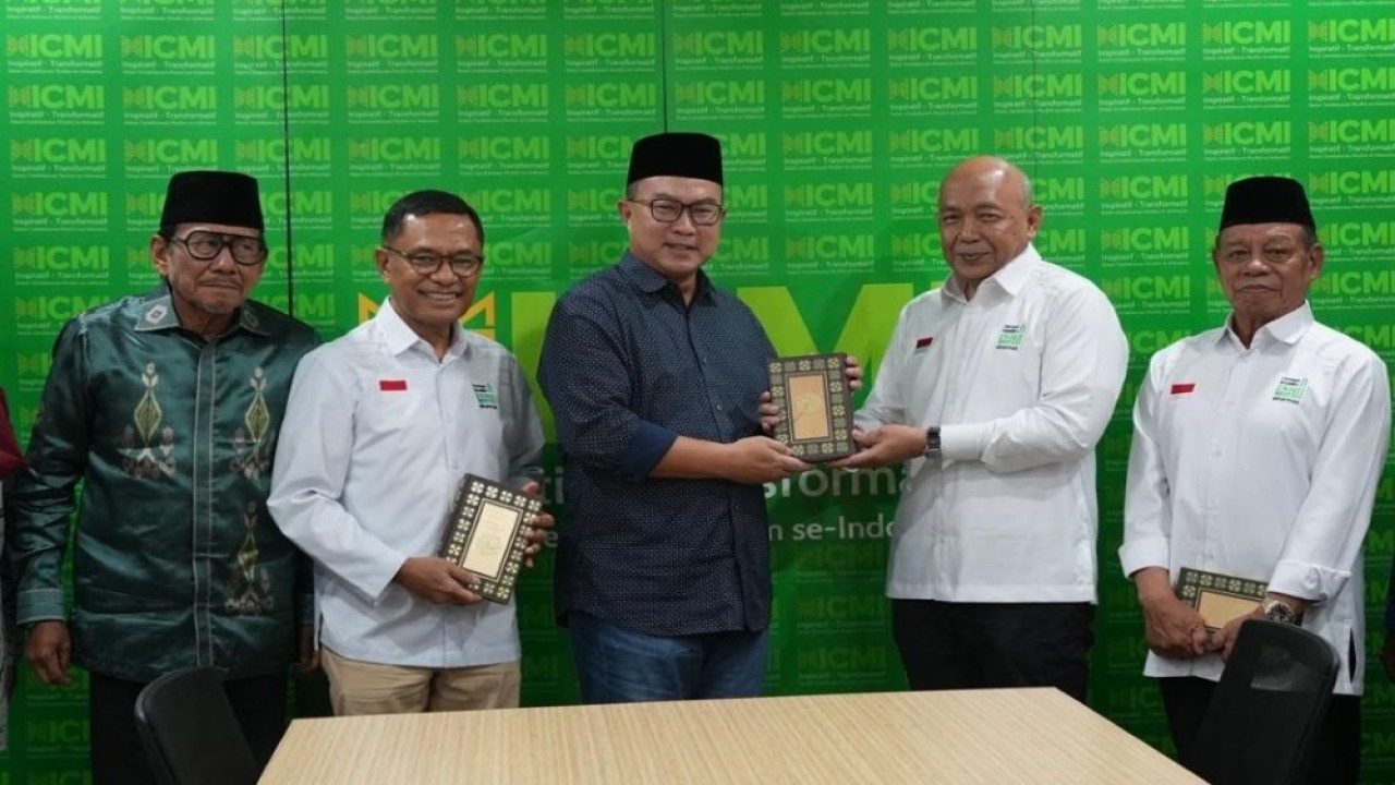Sinar Mas dan APP Group, melalui Yayasan Muslim Sinar Mas (YMSM), kembali mewakafkan 2.000 mushaf Al-Qur'an kepada Ikatan Cendekiawan Muslim Indonesia (ICMI). (Foto: Dok/Istimewa)