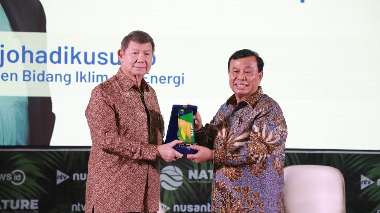 Hashim Djojohadikusumo menerima penghargaan NATURE Award 2026 yang diserahkan langsung oleh Presiden Komisaris NT Corp dan Nurdin Tampubolon