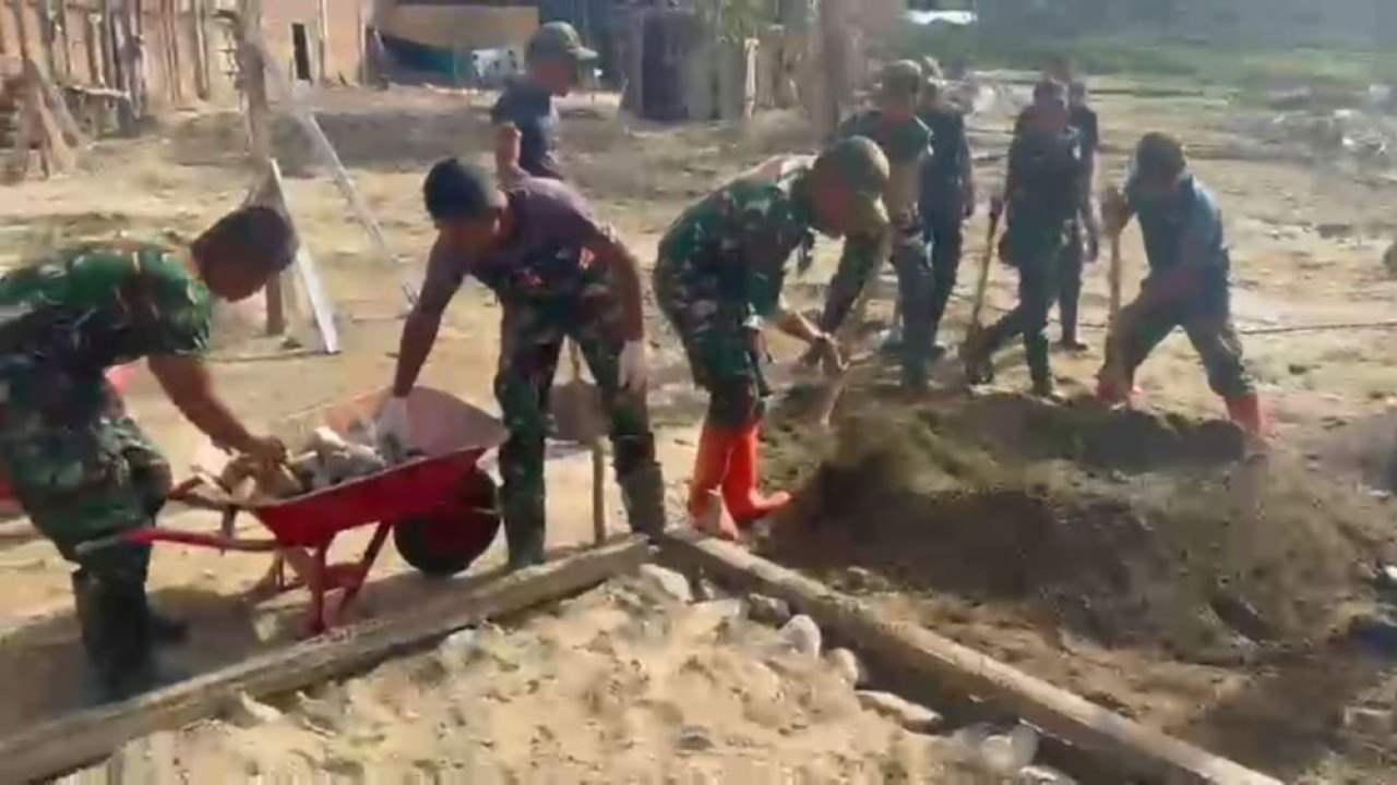Kebersamaan TNI dan warga bangun masjid sementara di Aceh.