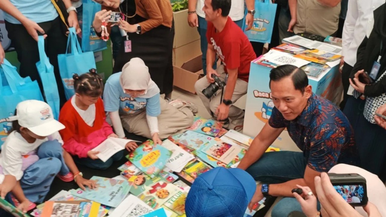 Menteri Koordinator Bidang Infrastruktur dan Pembangunan Kewilayahan Agus Harimurti Yudhoyono (AHY) meninjau Stasiun Pasar Senen, Jakarta Pusat, Selasa 17 Maret 2026. ANTARA/Khaerul Izan. (Antara)