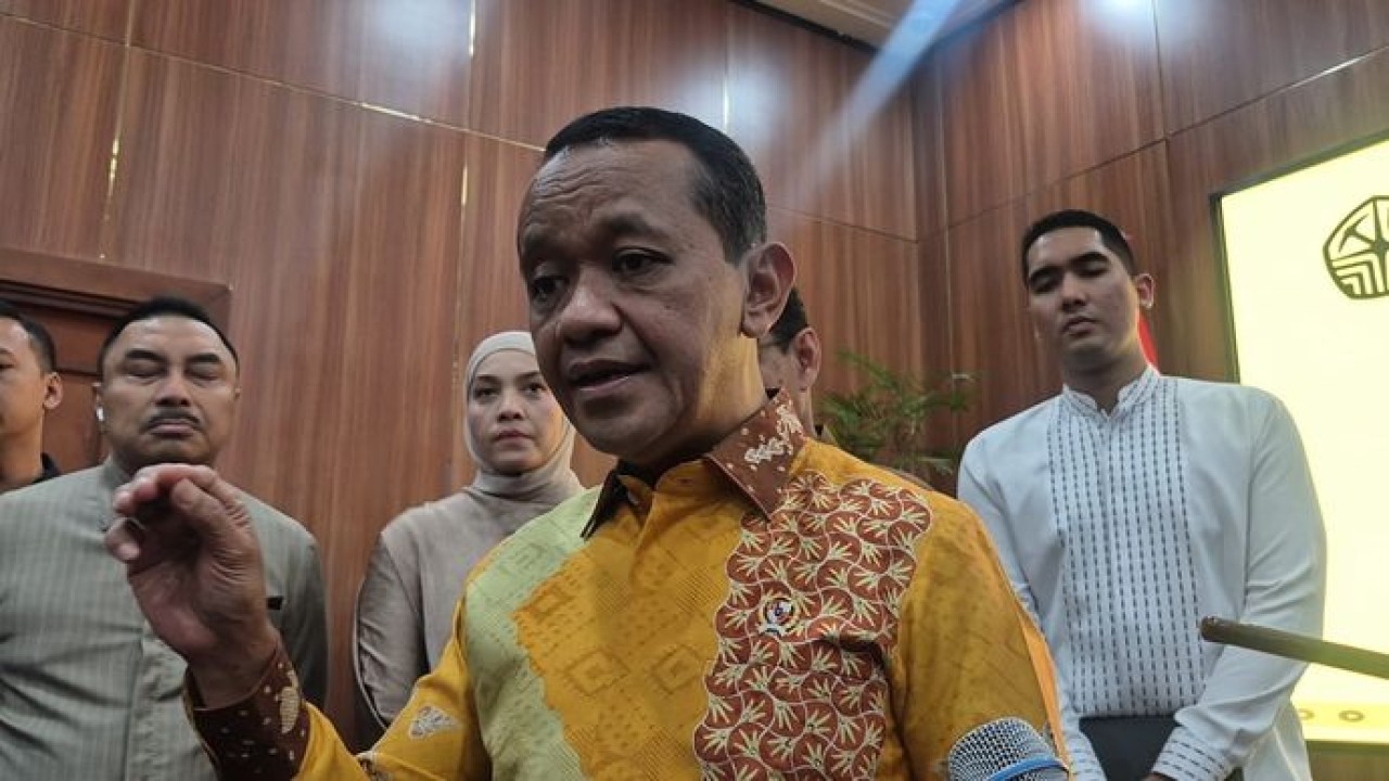 Menteri Energi dan Sumber Daya Mineral (ESDM) Bahlil Lahadalia memastikan belum memiliki rencana untuk menaikan harga Bahan Bakar Minyak (BBM) bersubsidi. (Ntvnews.id-Muslimin Trisyuliono)