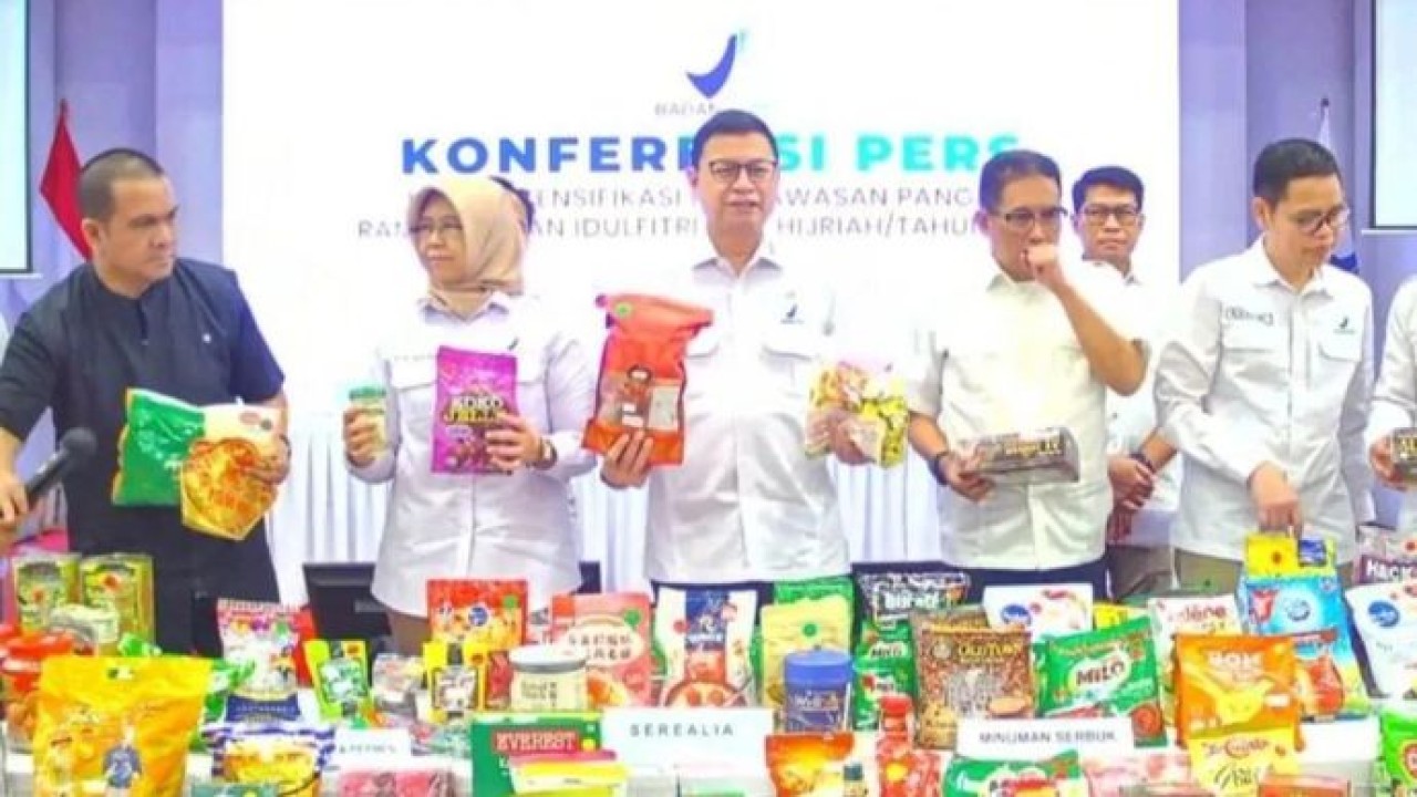 Kepala Badan Pengawas Obat dan Makanan (BPOM) Taruna Ikrar beserta jajaran menunjukkan bahan pangan atau produk olahan pangan bermasalah hasil intensifikasi dalam konferensi pers Pengawasan Pangan Jelang Ramadhan dan Idul Fitri 2026 di Jakarta, Rabu 11 Maret 2026. ANTARA/M Riezko Bima Elko Prasetyo (Antara)