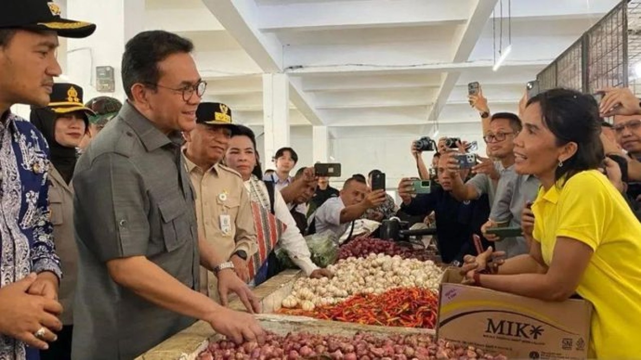 Menteri Perdagangan Budi Santoso meninjau Pasar Gambir Kota Tebing Tinggi dan berdialog langsung dengan pedagang Jumat 27 Februari 026. (ANTARA/Darmawan) (Antara)