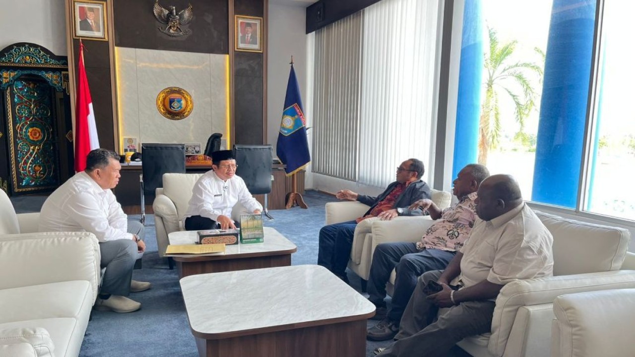 Staf Khusus Menteri HAM RI saat bertemu Bupati Lombok Barat Lalu Muhammad Zainudin di Kantornya, Rabu (4/3/2026). (Foto: Dok/Istimewa)