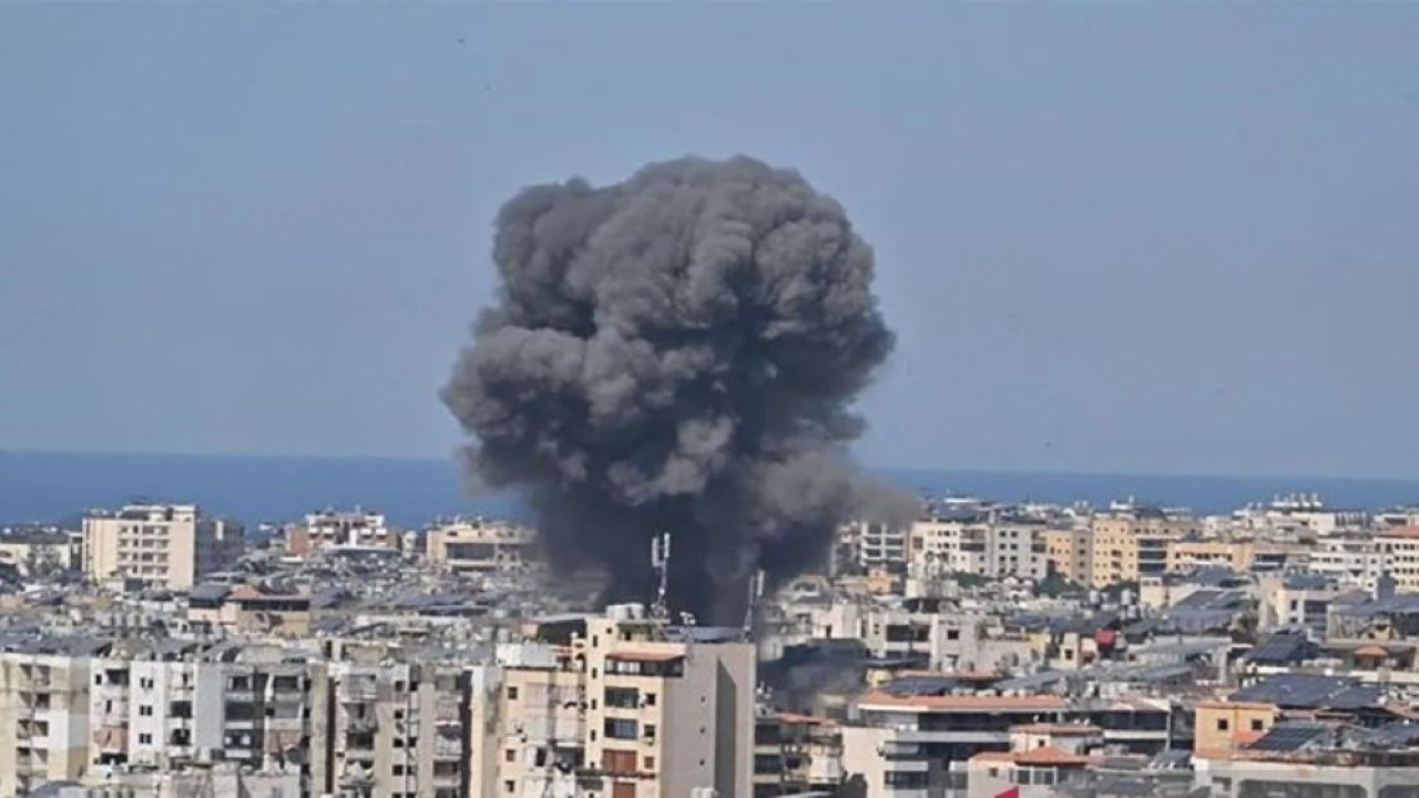 Asap mengepul di atas wilayah Dahieh di Beirut, Lebanon setelah pasukan Israel melakukan serangkaian serangan udara di distrik tersebut pada 11 Maret 2026. (Foto: ANTARA/Houssam Shbaro/Anadolu/pri)