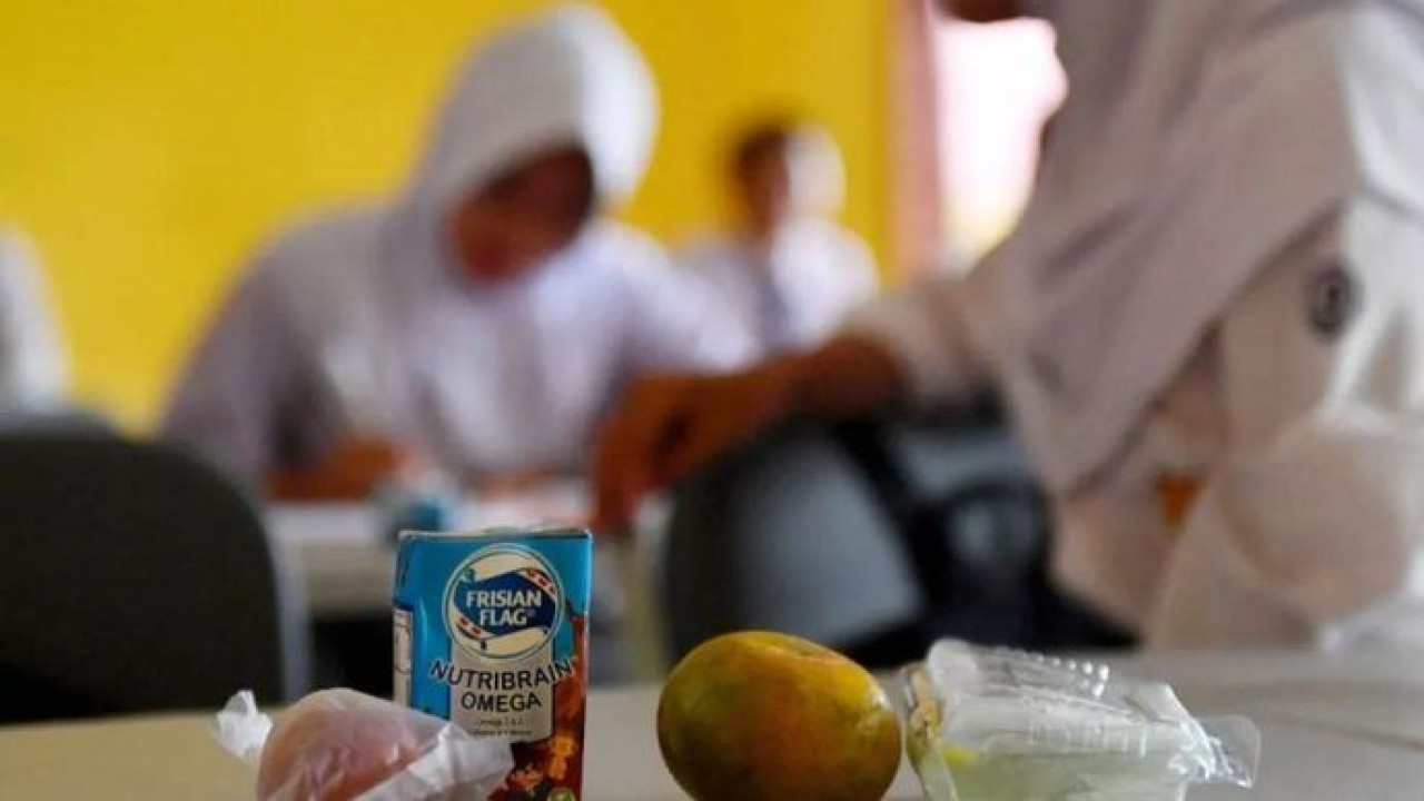 Araip - Siswa menaruh paket MBG di atas meja di SMP Negeri 32 Palembang, Sumatera Selatan, Selasa 24 Februari 2026. Selama bulan Ramadhan paket MBG tetap dibagikan dengan menu yang tahan lama seperti jeruk, pisang, telur rebus, tekwan, dan roti untuk dibawa pulang supaya dapat dikonsumsi siswa saat buka puasa. ANTARA FOTO/Angga Palguna/nym (Antara)