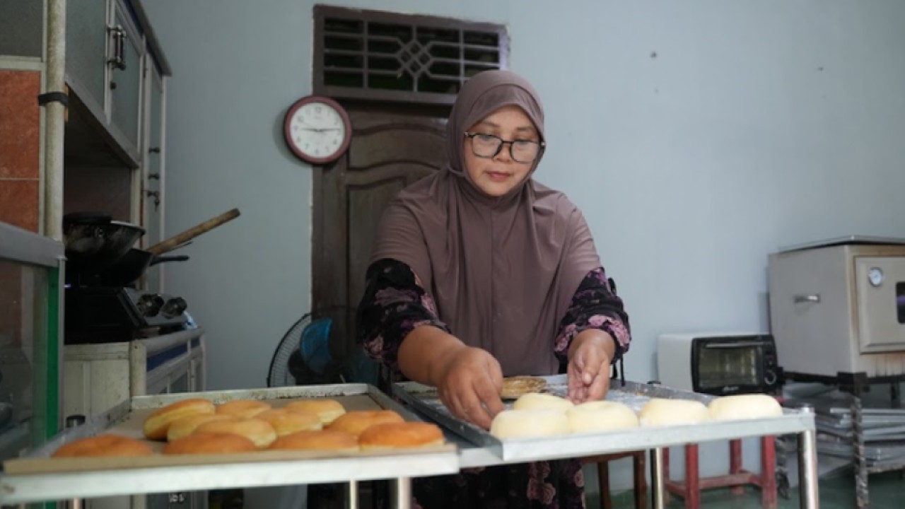 Andri Sulistiawati seorang supplier roti rumahan di SPPG Catur Tunggal. (Istimewa)